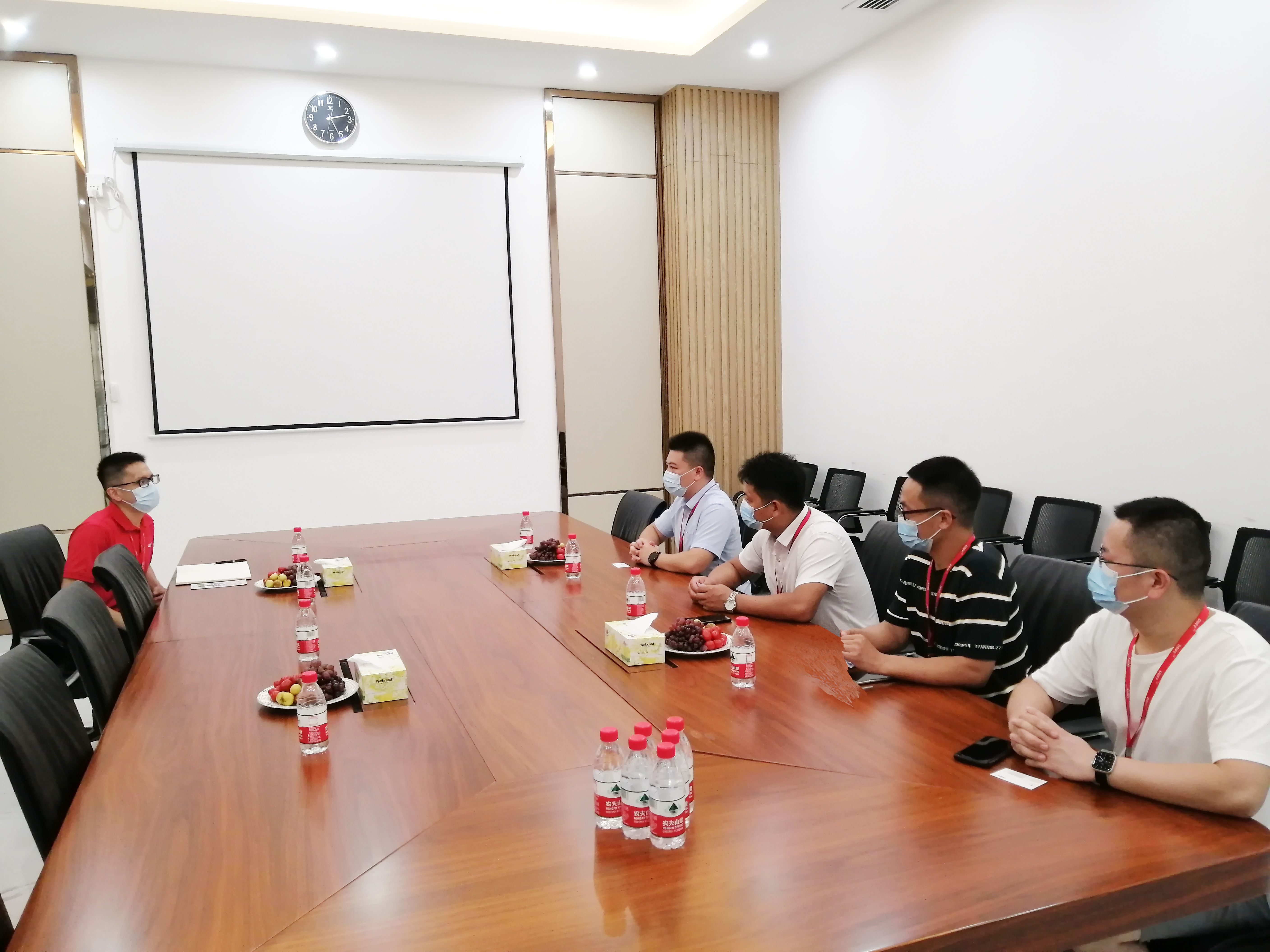 1640584203740906.jpg 1. 貴州印江經(jīng)開區(qū)經(jīng)發(fā)局領(lǐng)導(dǎo)一行來司調(diào)研.jpg