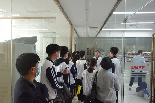 12月1日張勇主任為參觀團講解實驗室工作.JPG