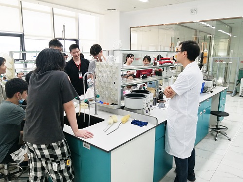 2023年4月21日研發(fā)技術人員指導學生使用實驗儀器.jpg